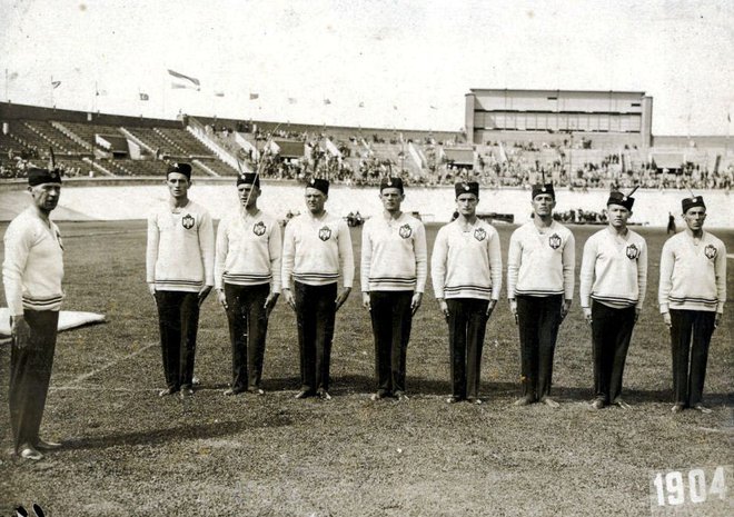 Slovenski telovadci na olimpijskem stadionu v Amsterdamu leta 1928. Trener je bil, na levi, dr. Viktor Murnik FOTO: Wikipedija