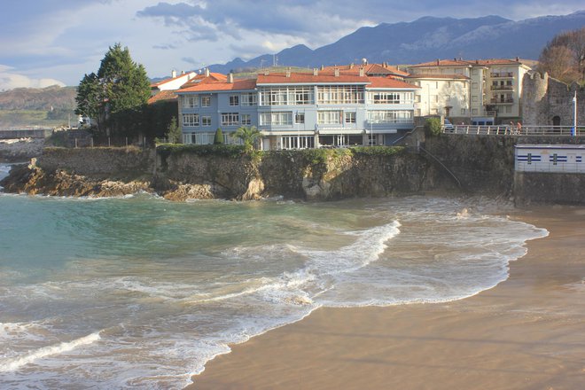 Mesto llanes se ponaša s privlačno plažo. FOTO: Igor Fabjan