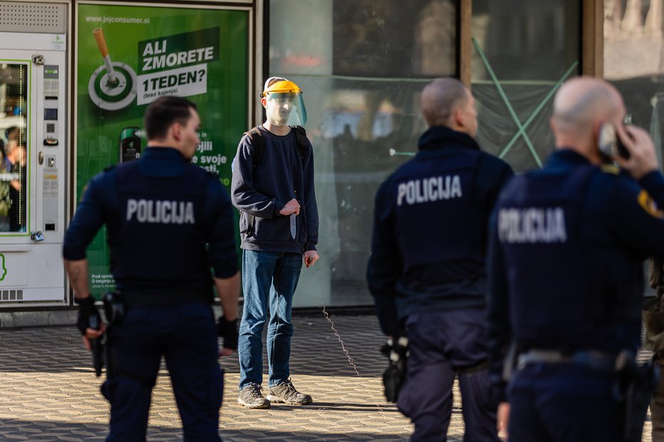 Fotografija: Tako je grozil na Bavarskem dvoru. Šele ko je prišel njegov oče, se je pustil prijeti do zob oboroženim policistom. FOTO: Črt Piksi