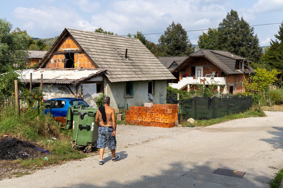 Fotografija: Romsko naselje Brezje-Žabjak pri Novem mestu. FOTO: Voranc Vogel, Delo