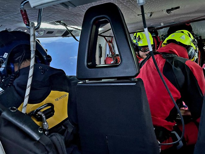 Obremenjenost helikopterskih posadk in reševalcev zaradi nesreč v gorah se kljub mnogim opozorilom še povečuje. FOTO: Policija