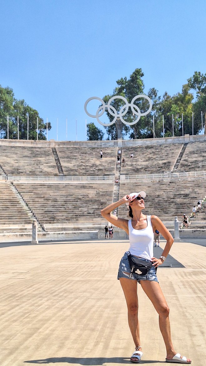 Dežela otokov, polotokov, antičnih templjev in gledališč, domovina olimpijskih iger, sladkih pomaranč in dišečega lovorja ter ponosnih Grkov je navdušila našo glasbenico.