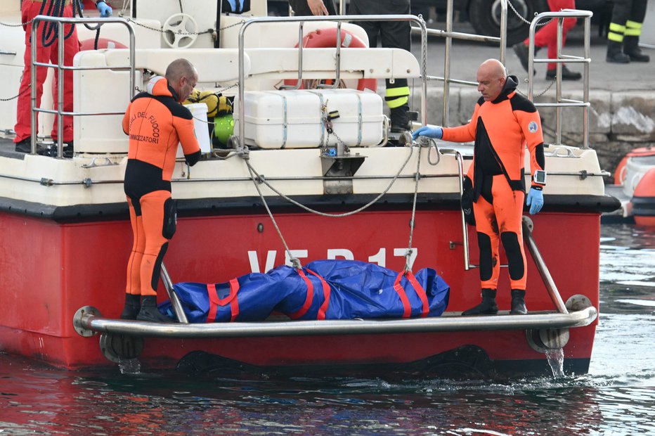 Fotografija: Iskanje pogrešanih je trajalo več dni. FOTO: Alberto Pizzoli Afp