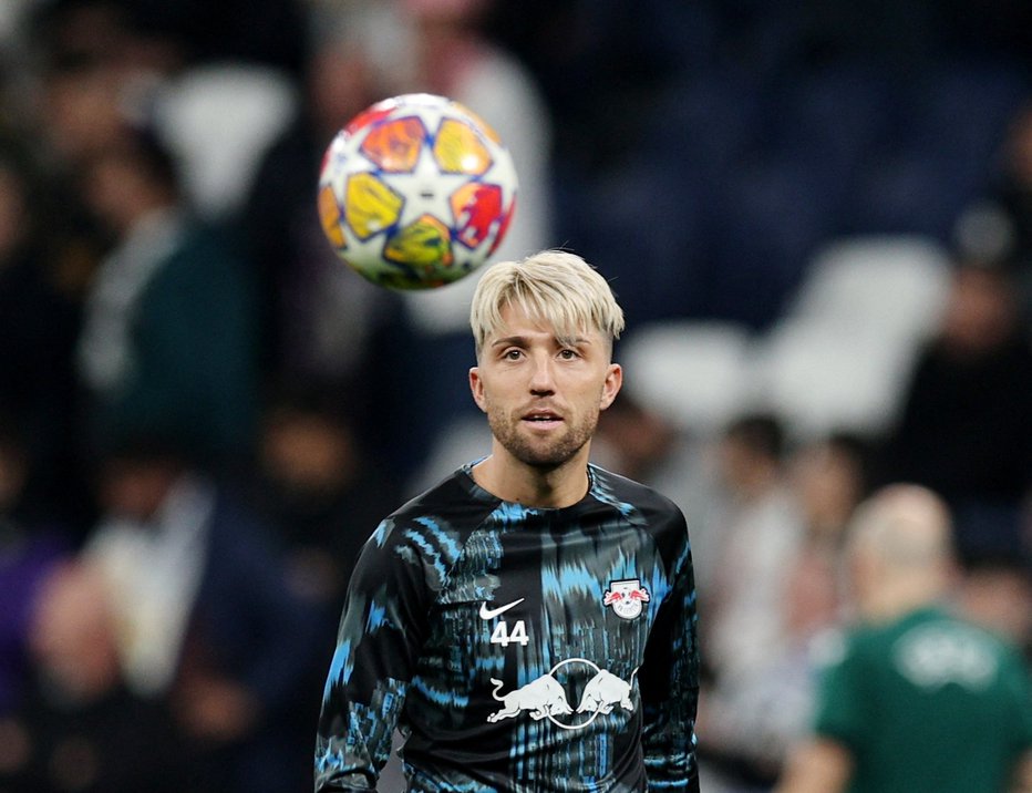 Fotografija: Kevin Kampl je, potem ko je v petek pozno zvečer izvedel za napad, danes po tekmi svojega Leipziga izrazil šokiranost nad dogodkom in globoko sožalje družinam žrtev in prizadetih v tragediji. FOTO: Violeta Santos Moura Reuters