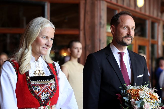 Mette-Marit je bila mama samohranilka, ko se je poročila s Haakonom. FOTO: Silje Katrine Robinson/Reuters