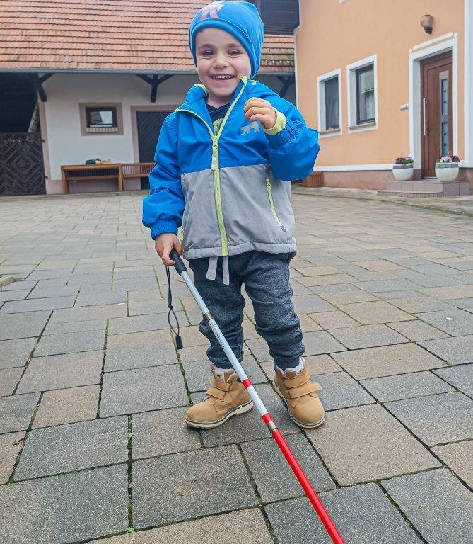 Fotografija: Z belo palico se odlično znajde. FOTO: Osebni arhiv