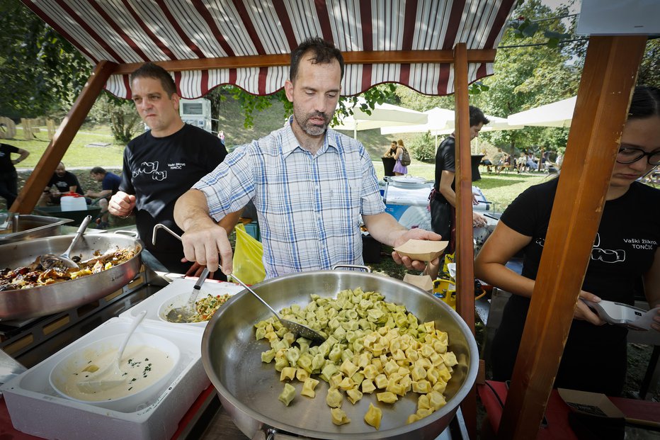 Fotografija: Pri žlikrofih Tončič so skuhali okrog 150 kilogramov teh okusnih klobučkov. FOTO: Jože Suhadolnik