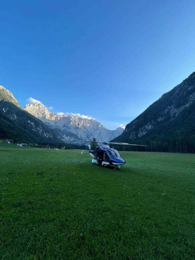 Poginulega psa in njegove lastnike so gorski reševalci prepeljali v dolino. FOTO: GRZS