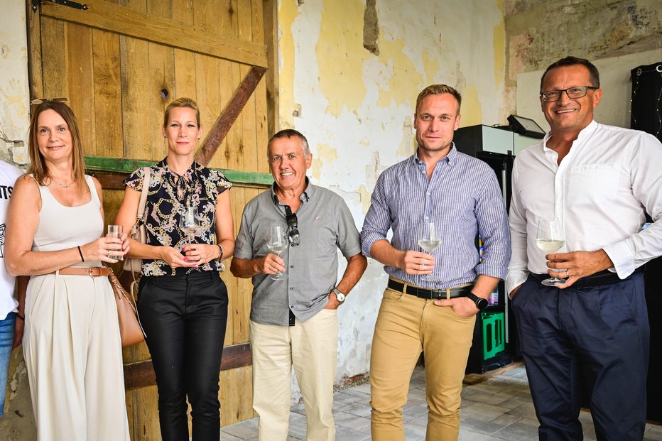 Fotografija: Andrej Klasinc (desno), direktor ŠOU, z ženo Natašo (levo), Tanja Srečkovič Bolšec, Javne službe Ptuj, Franc Pukšič, politik, in Sašo Kodrič, župan Majšperka FOTOGRAFIJE: MP PRODUKCIJA/PIGAC.SI