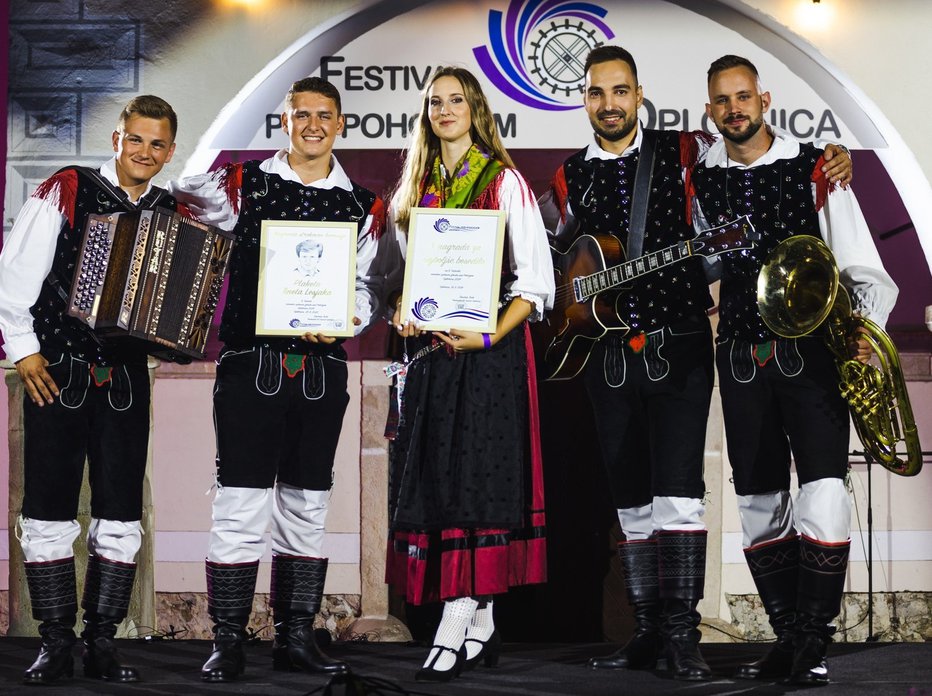 Fotografija: Guštni muzikanti so dobili še nagrado za drugo najboljše besedilo. FOTOGRAFIJE: Anže Filipič