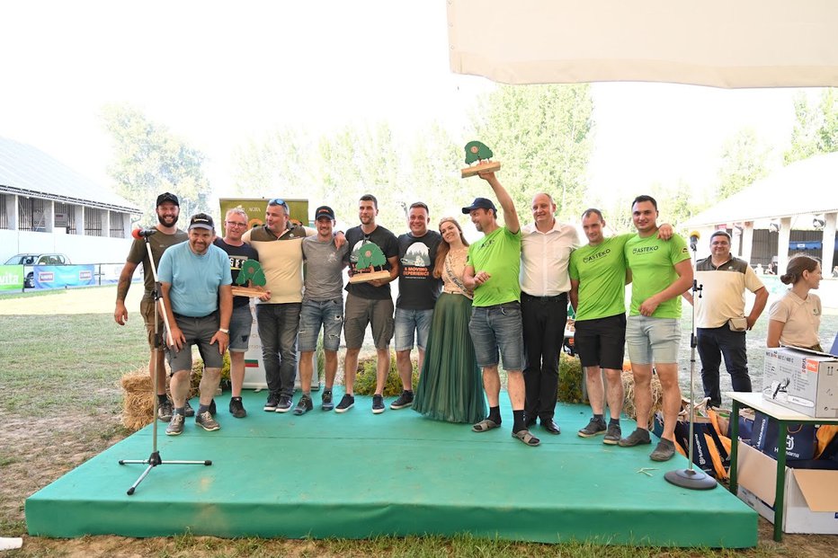 Fotografija: Najboljši letošnji sekači, ki so obenem lastniki gozdov. FOTOGRAFIJE: Foto Zauneker