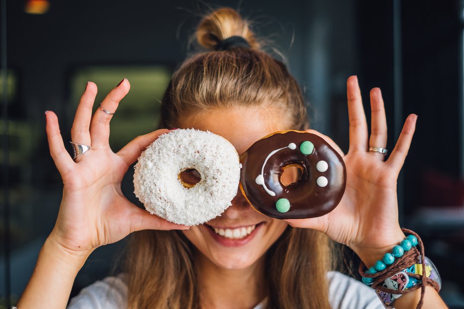 Fotografija: Hrana z visoko vsebnostjo sladkorja spodbuja sproščanje hormonov sreče, a občutek zadovoljstva ne traja dolgo. FOTO: Macarosha/Getty Images