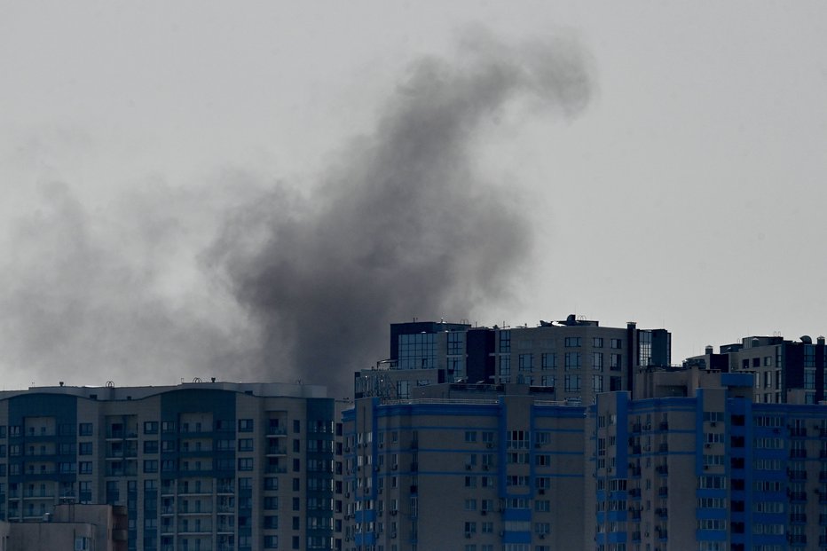 Fotografija: Rusija je danes izvedla nov obsežen zračni napad na Ukrajino, v okviru katerega je nanjo izstrelila več kot sto raket in okoli sto dronov.  FOTO: Sergei Supinsky Afp