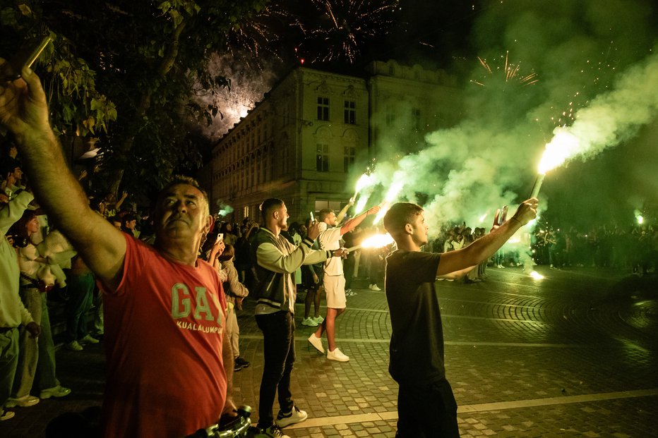 Fotografija: Napisi naj bi bili delo skupine Green Dragons. FOTO: Črt Piksi