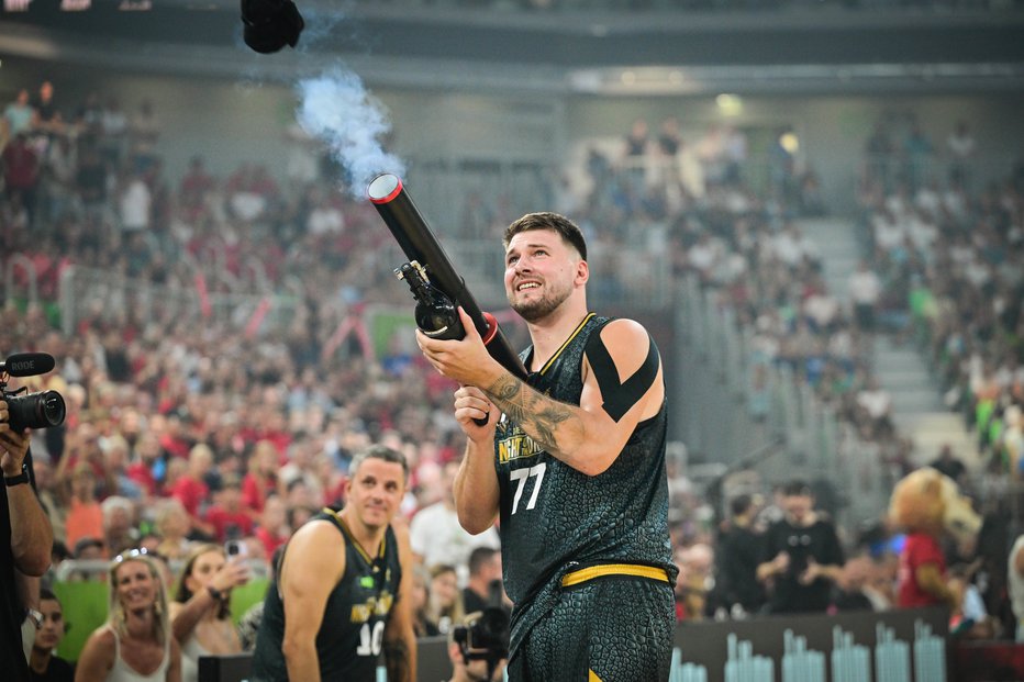 Fotografija: Luka Dončić, ki se rad igra z nerf pištolami, je streljal majice med publiko. FOTO: Marko Pigac/mp Produkcija/pigac.