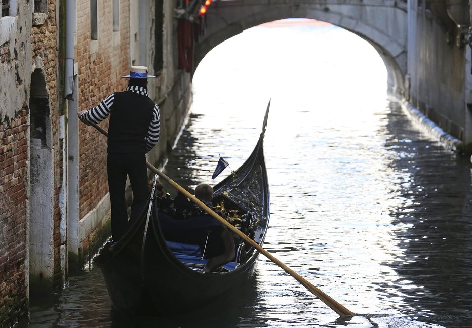 Fotografija: Preden začnejo veslati, morajo na tečaj. FOTO: Stefano Rellandini/Reuters