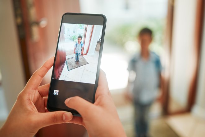 Vsako leto na prvi šolski dan ga fotografirajmo, naj stoji vselej na istem mestu. FOTO: Peopleimages/getty Images