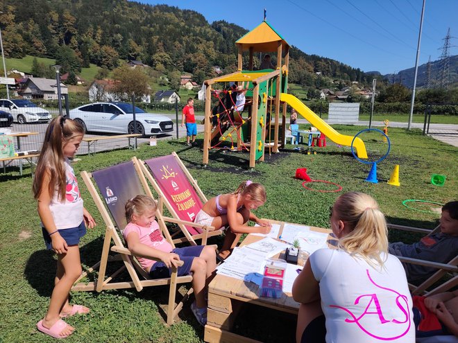 Takole so v Asovem živžavu otroci risali in barvali.