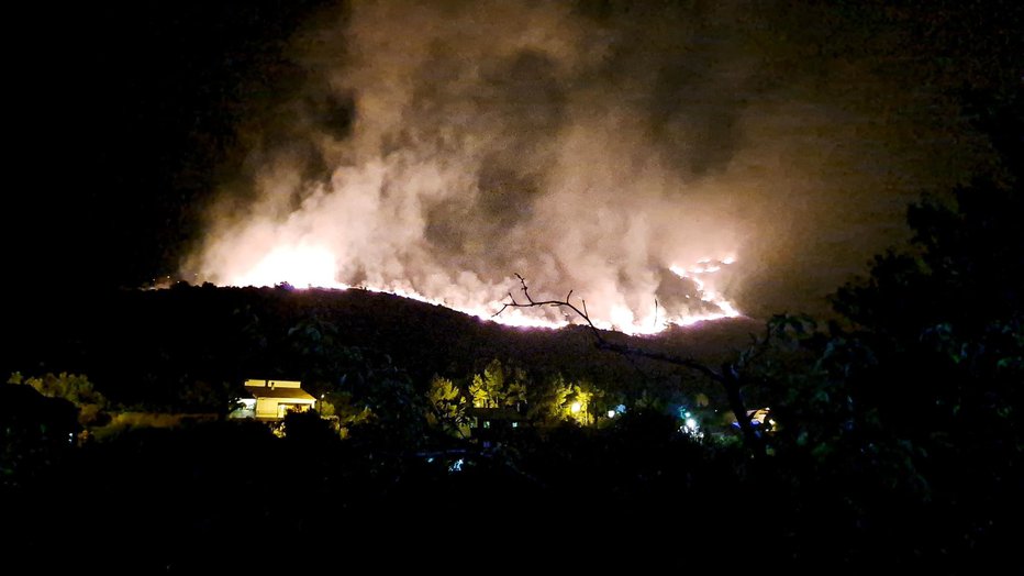 Fotografija: Požar pri Splitu je ogrožal hiše. FOTO: Javna gasilska služba mestne občine Split