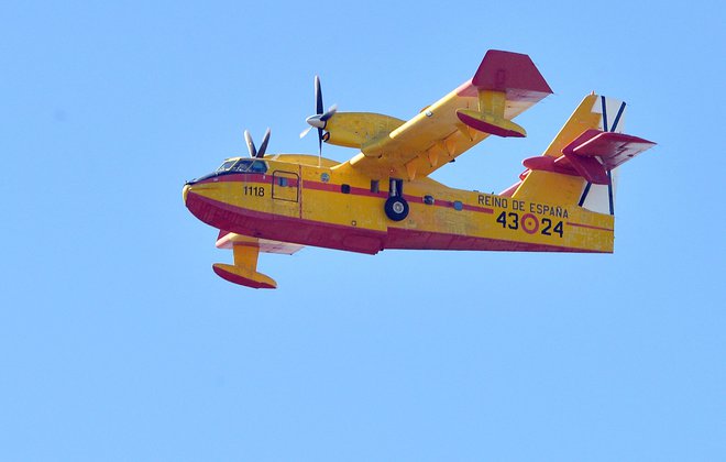 Simbolična fotografija: španski canadair oziroma kanader. FOTO: Helder Santos Afp