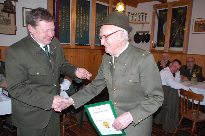 Starešina Rudi Maček in danes stoletnik Maks Holcman FOTO: Marjan Toš