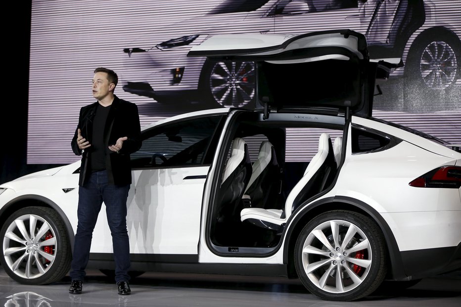 Fotografija: Šef Tesle Elon Musk med predstavitvijo modela X leta 2015 FOTO: Stephen Lam/Reuters