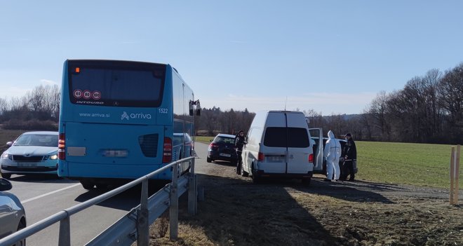 Policija je na prizorišču zločina iskala sledi.