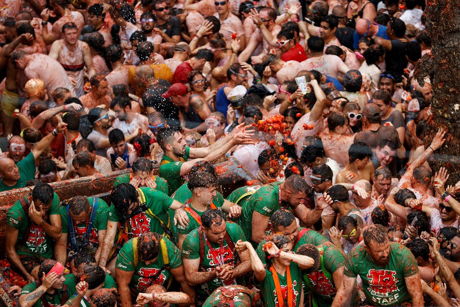 Fotografija: Množična bitka s paradižniki v Buñolu FOTO: Eva Manez/Reuters