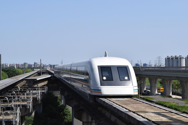 Kitajci že zdaj uspešno uporabljajo tehnologijo magnetnega lebdenja. Na sliki vlak maglev v Šanghaju. FOTO: Moyashi Kanagawa/Getty Images