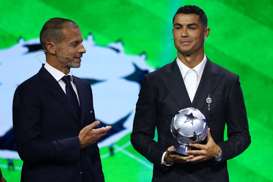 Fotografija: Aleksander Čeferin je nagrado za posebne dosežke izročil Cristianu Ronaldo. FOTO: ​Manon Cruz/Reuters