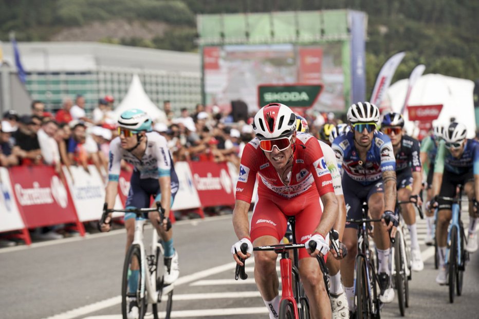 Fotografija: Ben O'Connor tokrat ni imel težav pri branjenju rdeče majice. FOTO: Jose Carlos Diaz/Unipublic/Cxcling