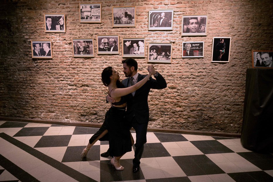 Fotografija: David Tolosa in Laura Florencia Guardia sta prepričana, da dobijo tango turisti z najetimi plesalci nekaj, kar bi sicer lahko zamudili. FOTO: Juan Mabromata/Afp