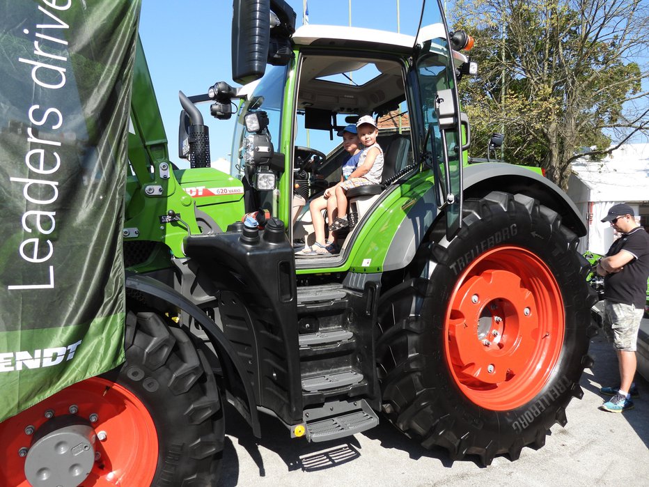 Fotografija: Fendt 600 vario bo mogoče kupiti oktobra letos. V seriji so vgrajeni motorji z močjo od 149 do 209 KM (z dodano močjo dynamic performance imajo še +15 KM). Pogonski sklop variodrive ima spremenljivi pogon na vsa kolesa, ima koncept nizke hitrosti – nazivni vrtljaji so 1900 vrt./min. In še marsikaj. Je naravnost vrhunski! FOTO: Tomaž Poje