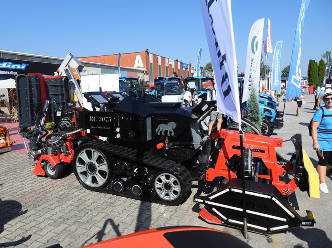 Italijanski robot Black Shire 3075 ima 75 KM motor za proizvodnjo električne energije in možnost priklopa delovnih priključkov tako spredaj kot zadaj. Spredaj je bil mulčer za medvrstno obdelavo trajnih nasadov, zadaj po odmične krtače za vrstno obdelavo nasadov. FOTO: Tomaž Poje