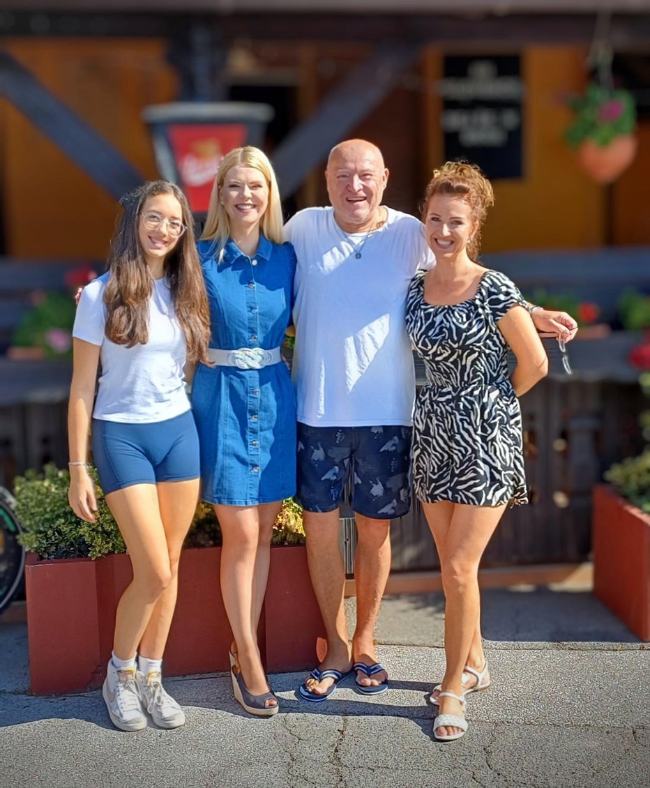 Fotografija: Najprej so zapeli, nato se še postavili pred objektiv. FOTO: osebni arhiv