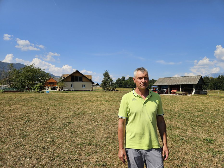 Fotografija: Anton Špendov na pašniku ob svoji hiši, kjer se je zgodil pokol. FOTO: Tina Horvat