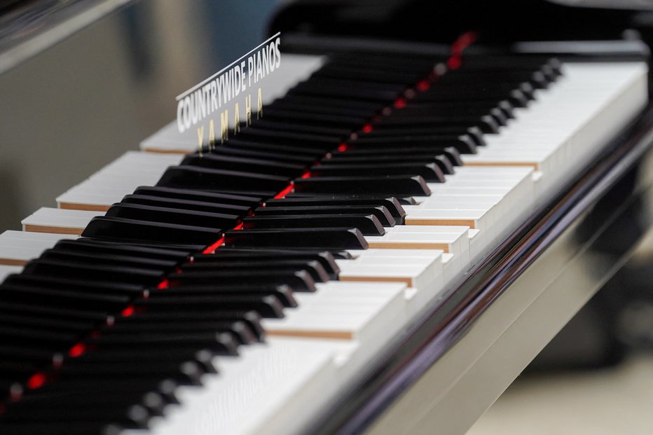 Fotografija: A self-playing piano plays the Abba song 'Waterloo' every hour to commemorate 50 years since ABBA won the Eurovision Song Contest, at Waterloo Station in London, Britain, April 6, 2024. REUTERS/Maja Smiejkowska FOTO: Maja Smiejkowska Reuters