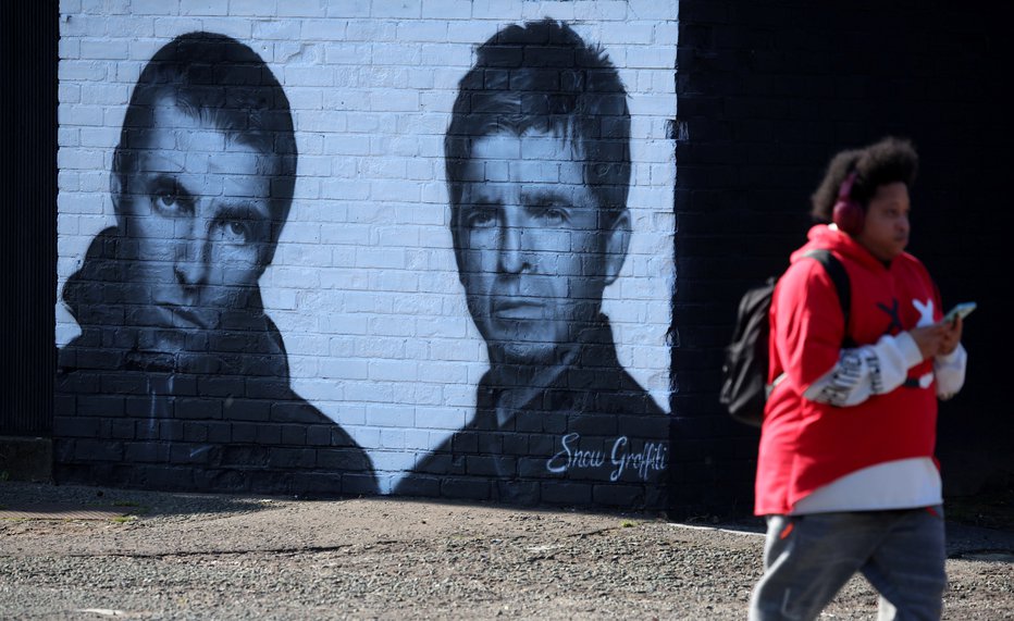 Fotografija: Zadnjo stran enega od pubov v okolici Manchestra krasi grafit s podobo bratov Gallagher. FOTO: Phil Noble/Reuters