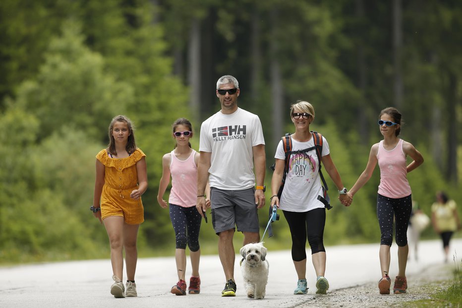 Fotografija: Preprosto poiščite zabavno destinacijo dva do tri kilometre od doma, do katere bo vznemirljivo priti, to je lahko park, trgovina z živili ali knjižnica. FOTO: Jure Eržen