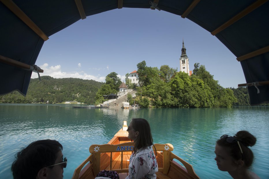 Fotografija: Začenja 19. Blejski strateški forum, policija vse udeležence v cestnem prometu poziva, naj upoštevajo navodila policistov ter svetlobne in zvočne opozorilne znake vozil iz spremstva. FOTO: Foto: Jure Eržen/delo