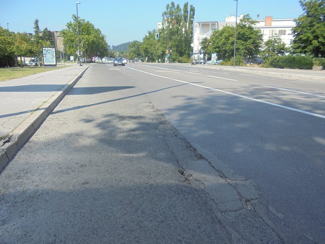 Linhartova cesta med Topniško in Vojkovo je bila zaradi gostega prometa precej dotrajana. FOTO: Janez Petkovšek 