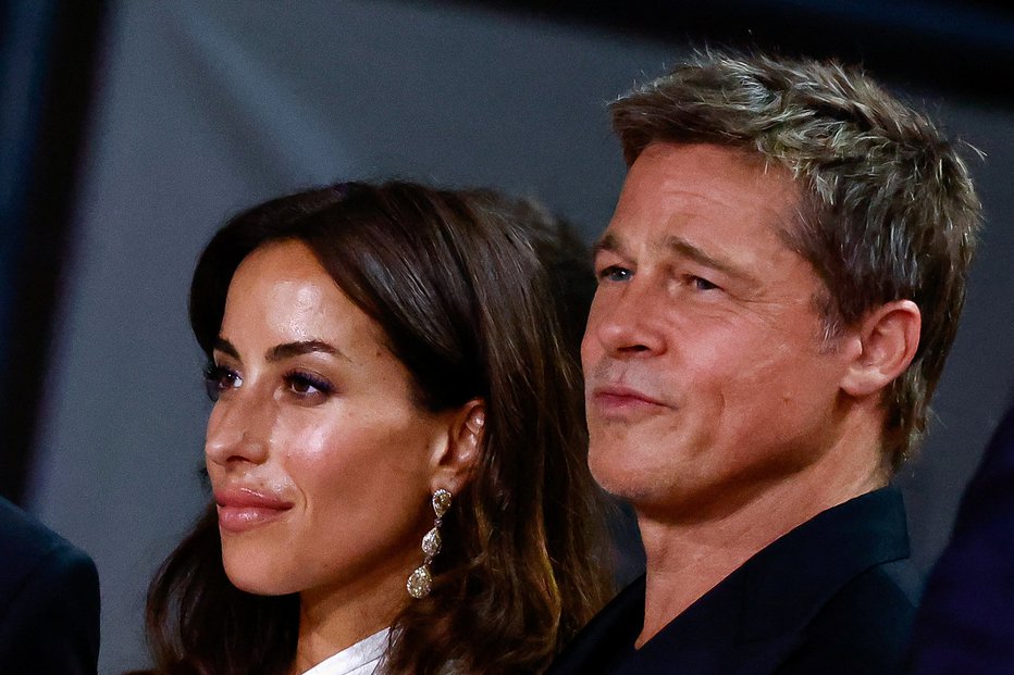 Fotografija: Brad Pitt z Ines de Ramon prvič na rdeči preprogi. FOTO: Yara Nardi/Reuters