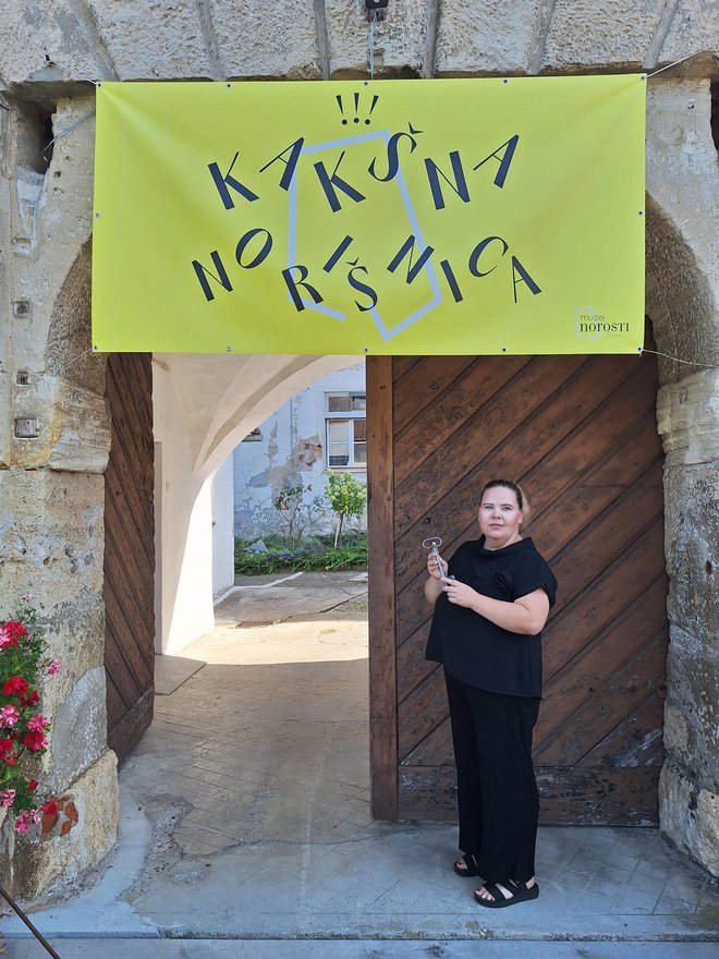 Kustosinja Barbara Kotnik že četrto leto odklepa in zaklepa grajska vrata ter vodi skupine in posameznike skozi poslopje.