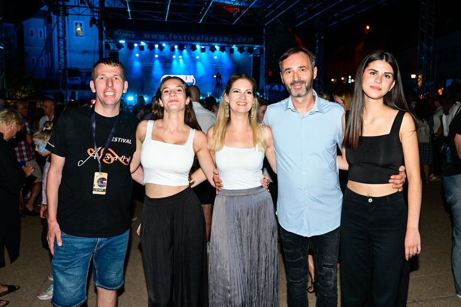 Fotografija: Mladen Delin, direktor Festivala Arsana, z ženo Ano in prijatelji FOTOGRAFIJE: MP PRODUKCIJA/PIGAC.SI