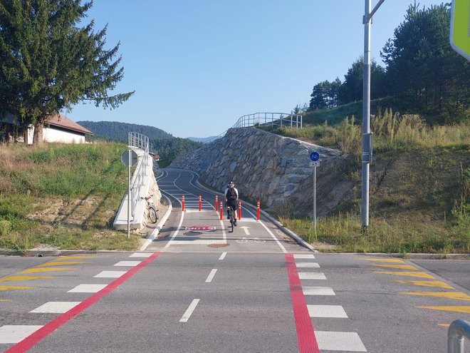 Nevarno prečkanje Štrekne in ceste v Gornjem Doliču FOTO: Dejan Vodovnik