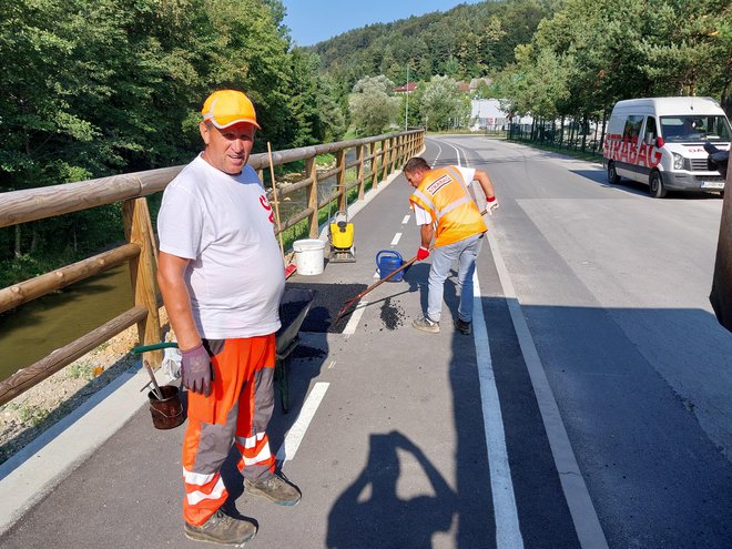 Štrekno menda popravijo hitreje kot kako lokalno cesto. FOTO: Dejan Vodovnik