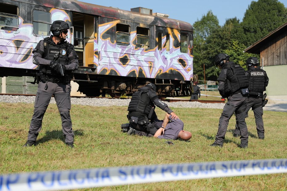 Fotografija: V Gotenici poteka mednarodno usposabljanje za zagotavljanje varnosti v železniškem prometu. FOTO: Policija