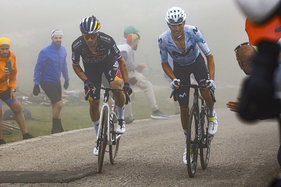 Fotografija: Zmagovalca Vuelte bo bržkone odločil dvoboj med Primožem Rogličem in Enricom Masom. FOTO: Luis Angel Gomez/Sprint Cycling Agency/Unipublic