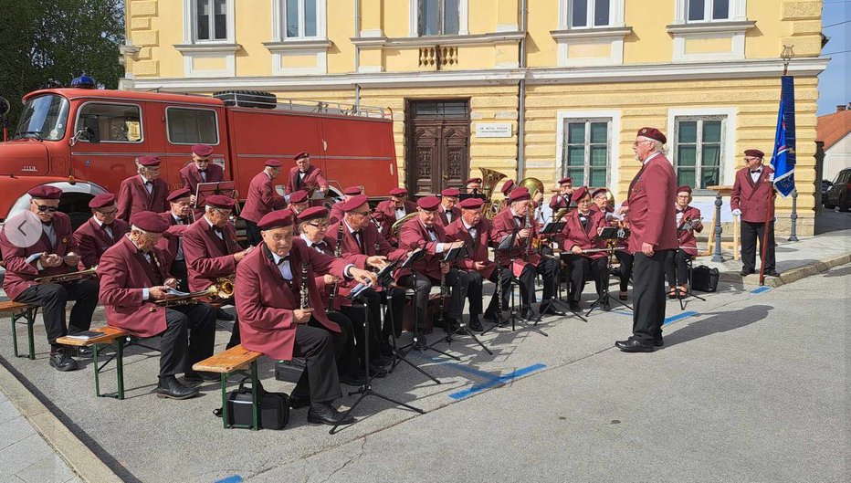 Fotografija: Godba veteranov Štajerske Ervina Hartmana je novo gasilsko koračnico zaigrala 20. aprila letos v Ormožu. FOTO: O. B.