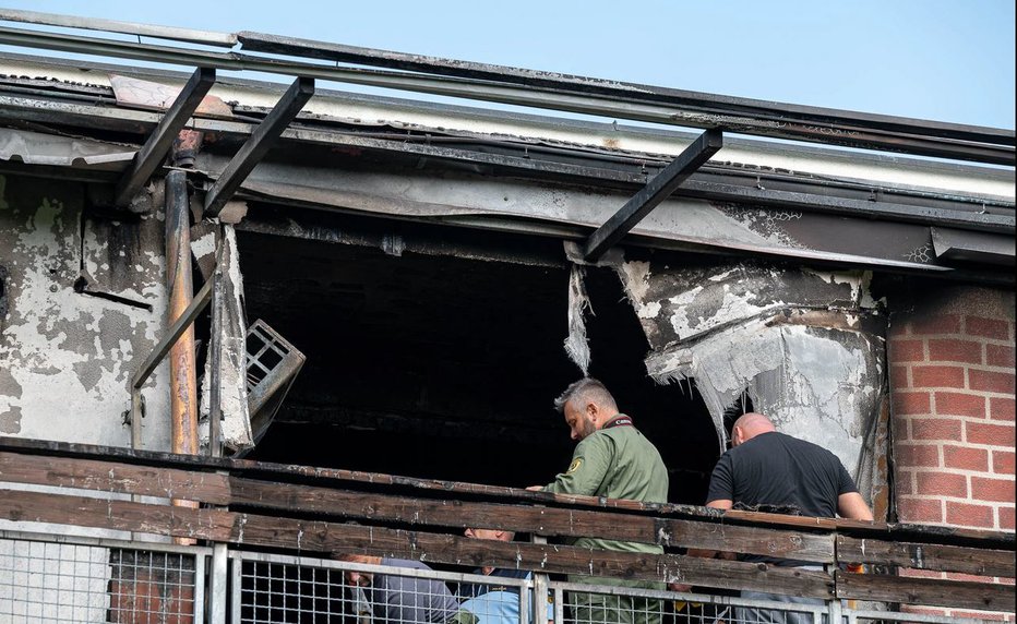 Fotografija: Policisti ugotavljajo vzrok požara. FOTO: Oste Bakal